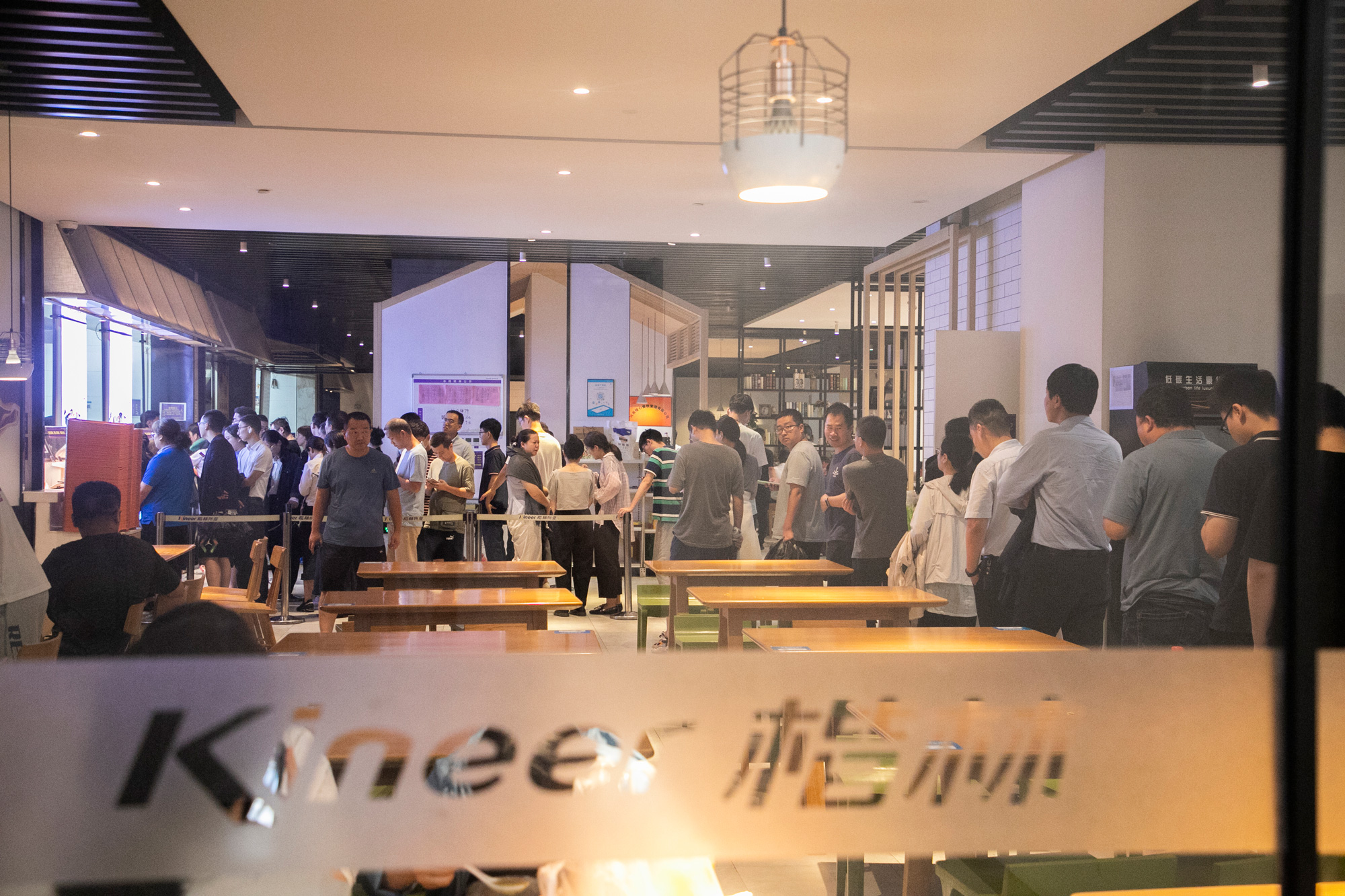 楷鄰餐飲及時供餐，保證滯留人員餐食供應(yīng).jpg